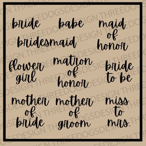 Puede incluir: Una colección de palabras en escritura negra sobre un fondo beige, incluyendo "novia", "babe", "dama de honor", "bridesmaid", "flower girl", "matrona de honor", "bride to be", "madre de la novia", "madre del novio", "señorita a señora".