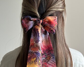 コーラルピンクの水彩画ペイズリー柄シルクヘアスカーフ - 薄手シフォンヘアリボン