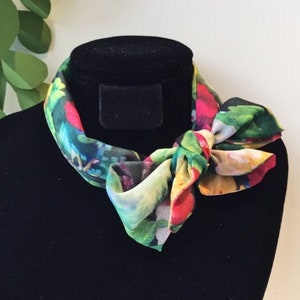 Grüner Blumen Seidenschal - langer dünner Schal, dünner Schal, Herbstblattschal, Haarschmuck, Pferdeschwanz Haarschal, Halstuch, Handtaschenschal