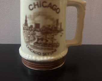 Mini taza de recuerdo vintage de Chicago de los años 70. Presenta signos de uso, pero está en muy buen estado.