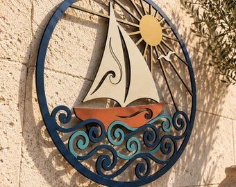 Decorazione murale in metallo a forma di barca a vela, con alba nautica e tema oceano, ideale per la casa al mare.