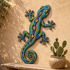 Könnte beinhalten: Eine Wandskulptur in Form einer Eidechse, bestehend aus einem Mosaikmuster aus blauen, grünen und gelben Fliesen. Die Eidechse hat einen geschwungenen Schwanz, vier gespreizte Füße mit kreisförmigen Zehen und einen detaillierten Kopf mit Auge.