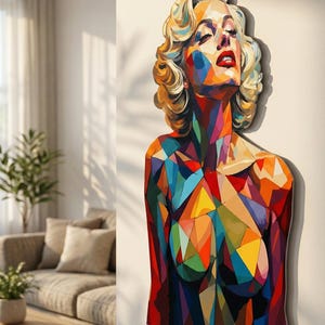 Könnte beinhalten: Ein farbenfrohes Wandkunstwerk, das eine Frau mit blonden Haaren und rotem Lippenstift zeigt. Das Kunstwerk verwendet einen geometrischen, abstrakten Stil mit einer lebendigen Palette aus Blau, Rot, Gelb und Grün. Die Form der Frau steht im Mittelpunkt.