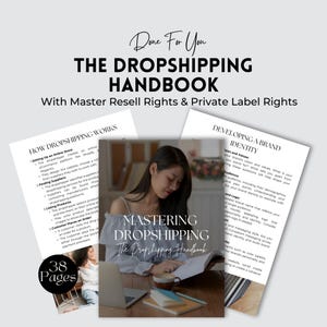 Puede incluir: Una mujer está sentada en una mesa con un ordenador portátil y una taza de café. Está leyendo un libro titulado "Mastering Dropshipping: The Dropshipping Handbook". La portada del libro es blanca con texto negro y un fondo gris. El libro está abierto en una página con una foto de una mujer. El libro está rodeado por un borde blanco.