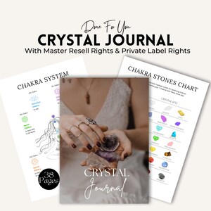 Może przedstawiać: Dziennik kryształowy z napisem "Crystal Journal" w odręcznej czcionce. Obraz zawiera wykres "Chakra System", "Chakra Stones Chart" i osobę trzymającą kryształy. Dziennik ma 38 stron.