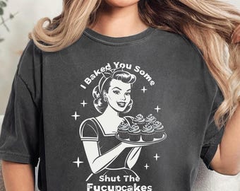 「黙れカップケーキを焼いてやったぜ」おもしろいベイカーコンフォートカラーズTシャツ｜ユーモラスなベーキングギフト｜彼女へのおもしろいギフト｜ベイカーTシャツ