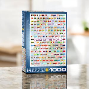 Peut inclure: Un puzzle de 1000 pièces représentant les drapeaux du monde. La boîte du puzzle est bleue avec du texte blanc et une image du puzzle terminé. Le puzzle est fabriqué par Eurographics.