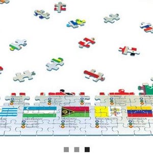 K&ouml;nnte beinhalten: Ein fertig gelegtes Puzzle mit Flaggen der Welt. Das Puzzle besteht aus 1000 Teilen und ist vor einem wei&szlig;en Hintergrund platziert. Das Puzzle ist von einem Rand aus Flaggen umgeben, wobei die Flaggen der Welt in einem Rastermuster in der Mitte angeordnet sind.