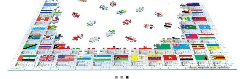 K&ouml;nnte beinhalten: Ein fertig gelegtes Puzzle mit Flaggen der Welt. Das Puzzle besteht aus 1000 Teilen und ist vor einem wei&szlig;en Hintergrund platziert. Das Puzzle ist von einem Rand aus Flaggen umgeben, wobei die Flaggen der Welt in einem Rastermuster in der Mitte angeordnet sind.
