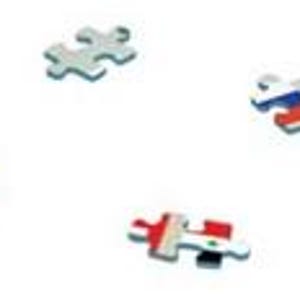 K&ouml;nnte beinhalten: Ein Satz von sechs Puzzle-Teilen, jedes mit der Flagge eines anderen Landes. Die Flaggen umfassen Russland, &Auml;gypten, die Vereinigten Staaten und andere. Die Teile sind aus Pappe und so konzipiert, dass sie zusammenpassen.