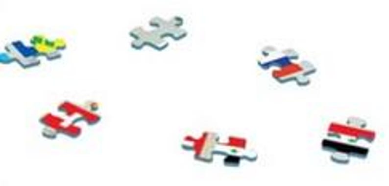 K&ouml;nnte beinhalten: Ein Satz von sechs Puzzle-Teilen, jedes mit der Flagge eines anderen Landes. Die Flaggen umfassen Russland, &Auml;gypten, die Vereinigten Staaten und andere. Die Teile sind aus Pappe und so konzipiert, dass sie zusammenpassen.