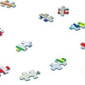 K&ouml;nnte beinhalten: Eine Sammlung von Puzzle-Teilen mit Flaggen aus verschiedenen L&auml;ndern. Die Flaggen sind bunt und beinhalten Rot, Wei&szlig;, Blau, Gr&uuml;n und Gelb. Die Teile sind auf einem wei&szlig;en Hintergrund verstreut.