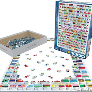 K&ouml;nnte beinhalten: Ein 1000-teiliges Puzzle mit den Flaggen der Welt. Das Puzzle ist teilweise auf einer wei&szlig;en Oberfl&auml;che zusammengesetzt, wobei die Schachtel daneben ge&ouml;ffnet ist. Die Schachtel hat einen blauen Hintergrund mit dem Text "Flaggen der Welt" in wei&szlig;.