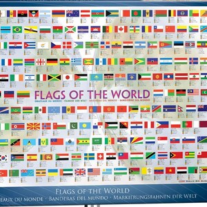 K&ouml;nnte beinhalten: Ein 1000-teiliges Puzzle mit den Flaggen der Welt. Das Puzzle ist in einem Raster angeordnet, wobei jede Flagge in einem separaten Quadrat dargestellt wird. Die Flaggen sind bunt und vielf&auml;ltig und repr&auml;sentieren L&auml;nder aus aller Welt. Das Puzzle tr&auml;gt den Titel "Flaggen der Welt" und enth&auml;lt den Text "Drapeaux du Monde - Banderas del Mundo - Markierungsfahnen der Welt".