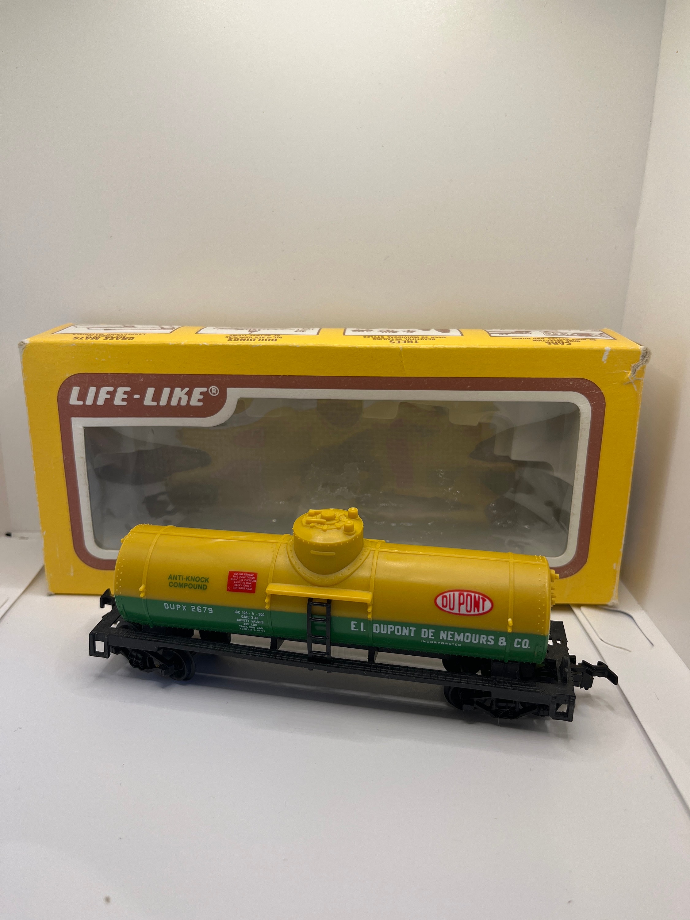 HO Scale Lifelike Trains Dupont Tank Car 8523 Etsy