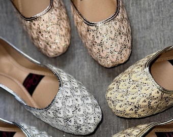 Handgefertigte Damen Original Desi Fuß Pailletten Khussa Jutti | Weiß | Creme | Rosa | Frauen Eid Jutti | Geschenke für Sie | Eid Hochzeitsschuhe