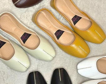 Handgemaakte effen kunstleer Khussa Jutti met diamantstrook | Zwart Bruin Geel Wit Crème | Indiase Pakistaanse jutti | Trouwschoenen