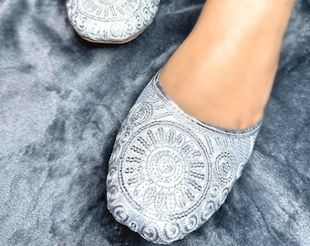 Señoras hechas a mano plata círculo lentejuelas Khussa Jutti / Jutti indio / plantilla acolchada / suela antideslizante / zapatos de boda / regalo para ella