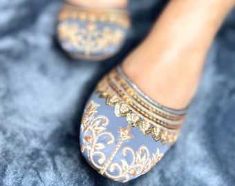 Handgjorda Khussa Jutti med grå guldfärgade blommiga paljetter för damer | Indiska pakistanska bröllopsskor | Lyxig vadderad innersula | Halkfri sula | Punjabi Jutti