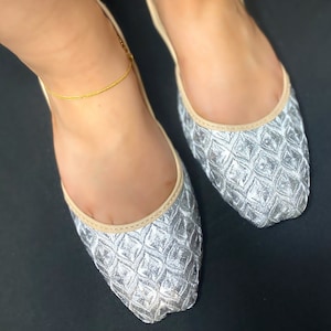 Silver Floral Pattern Khussa Jutti Padded Insole Non Slip Sole Indian Pakistani Womens Shoes Footwear Wedding Fashion Punjabi Jutti