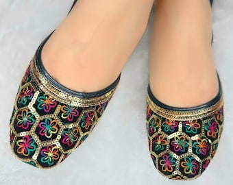 Handgemaakte zwart-gouden veelkleurige bloemen khussa jutti dames | Indiase Pakistaanse Punjabi Jutti | Trouwschoenen | Jutti voor dames