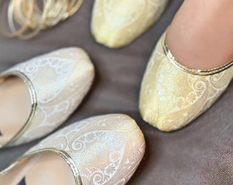 Goud- en crèmekleurig bloemenpatroon Khussa Jutti | Indiase Punjabi Jutti Khusa dames | Handgemaakte trouwschoenen voor dames | Indiaas Pakistaans schoeisel