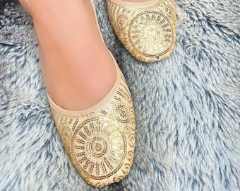 Damas hechas a mano oro gran círculo lentejuelas patrón Khussa Jutti / indio paquistaní Punjabi Jutti / zapatos de boda / regalo para ella / Jutti Khusa