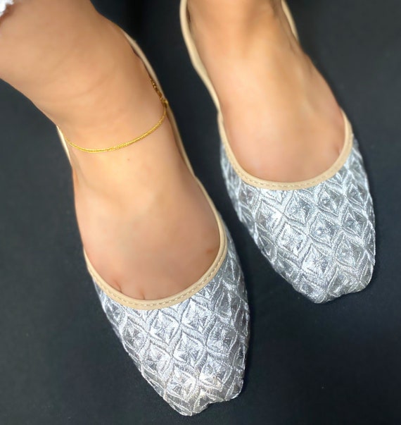 Silver Floral Pattern Khussa Jutti Padded Insole Non Slip Sole Indian Pakistani Womens Shoes Footwear Wedding Fashion Punjabi Jutti