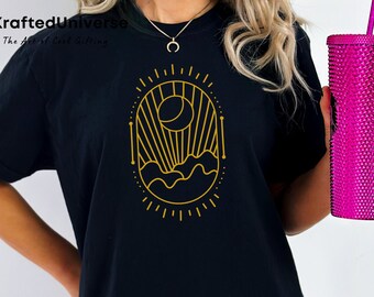 Himmelskjorta, Måne- och sol-T-shirt, Astrologi, Astronomi, Måne- och solgrafik, Plaggfärgad, Boho-skjorta, Överdimensionerad, Comfort Colors®