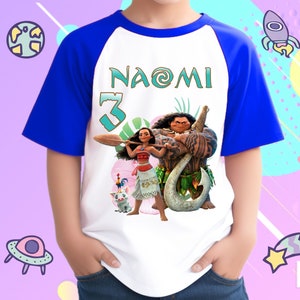 K&ouml;nnte beinhalten: Ein wei&szlig;es T-Shirt mit blauen Raglan&auml;rmeln, das ein Motiv von Moana und Maui zeigt. Das Shirt tr&auml;gt den Namen "NAOMI" und die Nummer "3" aufgedruckt.