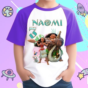 K&ouml;nnte beinhalten: Wei&szlig;es und violettes Baseball-T-Shirt mit einem Moana- und Maui-Motiv. Das Shirt tr&auml;gt den Namen "NAOMI" und die Nummer "3" aufgedruckt.