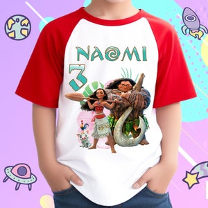 K&ouml;nnte beinhalten: Ein wei&szlig;es und rotes Baseball-T-Shirt mit einem Moana- und Maui-Motiv. Das Shirt tr&auml;gt den Namen "Naomi" und die Nummer "3" auf der Vorderseite.