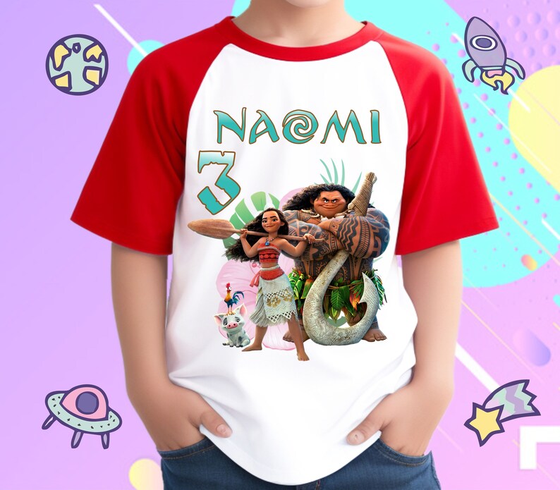 K&ouml;nnte beinhalten: Ein wei&szlig;es und rotes Baseball-T-Shirt mit einem Moana- und Maui-Motiv. Das Shirt tr&auml;gt den Namen "Naomi" und die Nummer "3" auf der Vorderseite.
