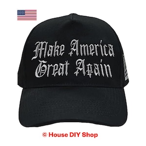 Peut inclure: Casquette de baseball noire avec l'inscription brod&eacute;e en blanc "Make America Great Again" en lettres gothiques. Le drapeau am&eacute;ricain est visible en haut &agrave; gauche. La casquette a une visi&egrave;re incurv&eacute;e.