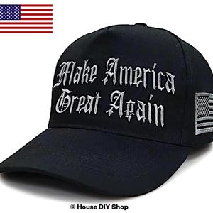Peut inclure: Casquette de baseball noire avec le texte brod&eacute; "Make America Great Again" en lettres gothiques blanches. La casquette comporte un petit &eacute;cusson du drapeau am&eacute;ricain sur le c&ocirc;t&eacute; et une visi&egrave;re incurv&eacute;e. Un drapeau am&eacute;ricain est dans le coin sup&eacute;rieur gauche.