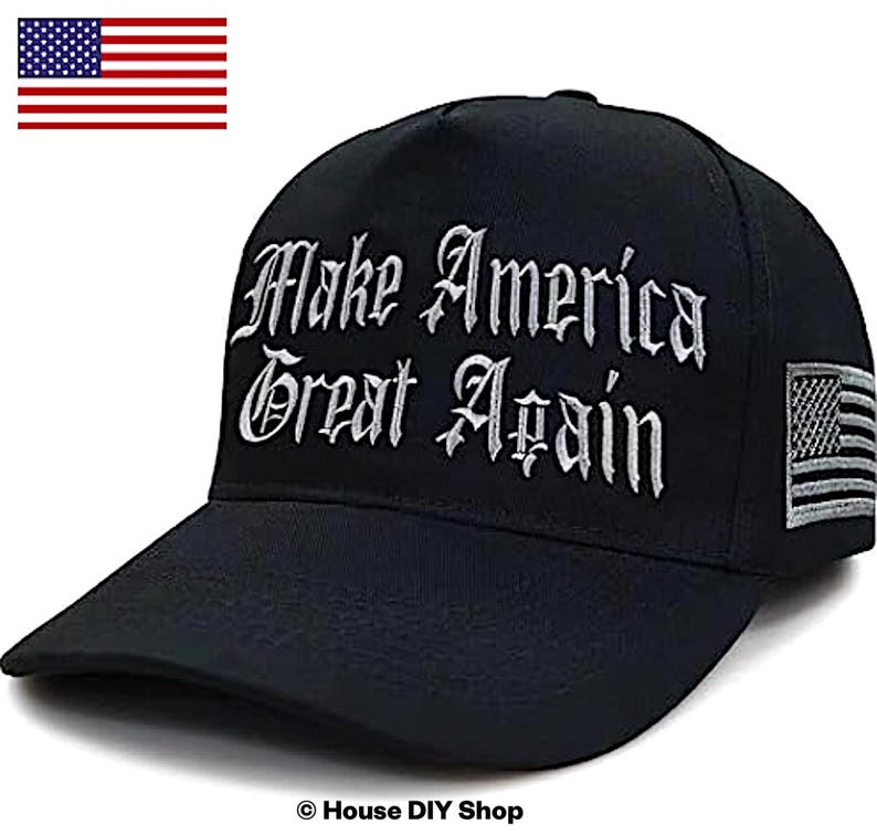 Peut inclure: Casquette de baseball noire avec le texte brod&eacute; "Make America Great Again" en lettres gothiques blanches. La casquette comporte un petit &eacute;cusson du drapeau am&eacute;ricain sur le c&ocirc;t&eacute; et une visi&egrave;re incurv&eacute;e. Un drapeau am&eacute;ricain est dans le coin sup&eacute;rieur gauche.
