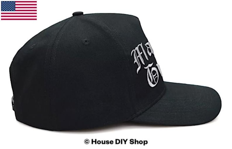Peut inclure: Casquette de baseball noire avec texte brod&eacute; blanc. La casquette a une visi&egrave;re incurv&eacute;e et une couronne structur&eacute;e. Le texte sur la casquette se lit "MA TOWN" en police gothique. Un drapeau am&eacute;ricain est dans le coin sup&eacute;rieur gauche.