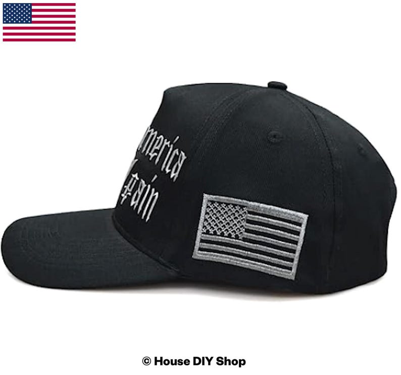 Peut inclure: Casquette de baseball noire avec le texte "America Again" brod&eacute; en blanc. Elle pr&eacute;sente un &eacute;cusson du drapeau am&eacute;ricain gris et blanc. La casquette a une visi&egrave;re incurv&eacute;e et une couronne structur&eacute;e.
