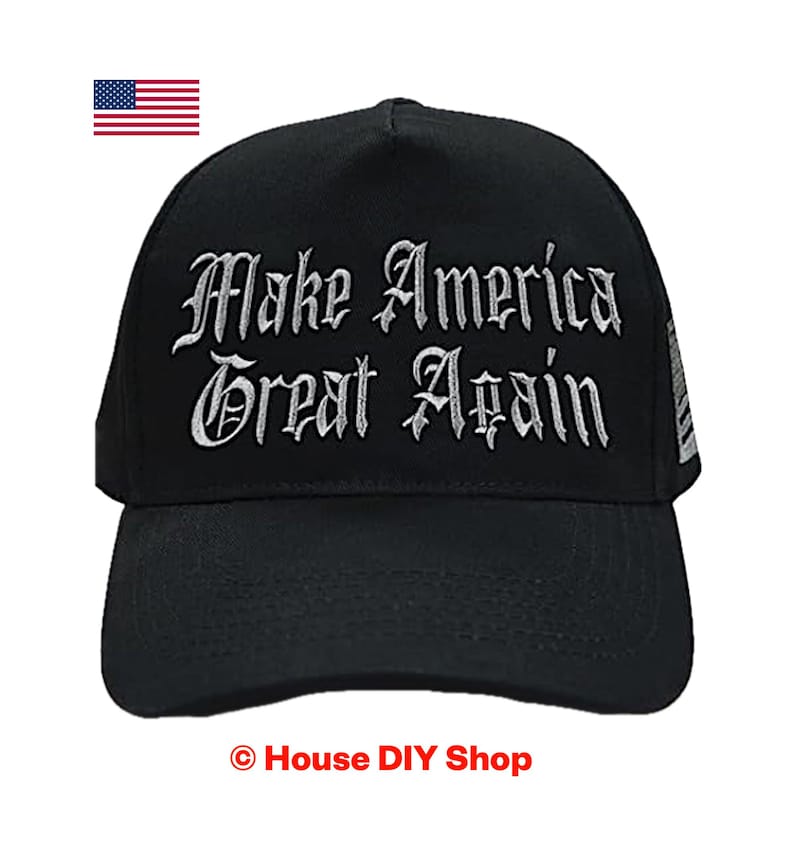 Peut inclure: Casquette de baseball noire avec l'inscription brod&eacute;e en blanc "Make America Great Again" en lettres gothiques. Le drapeau am&eacute;ricain est visible en haut &agrave; gauche. La casquette a une visi&egrave;re incurv&eacute;e.