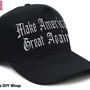 Peut inclure: Casquette de baseball noire avec l'inscription blanche brod&eacute;e "Make America Great Again" en lettres gothiques. La casquette a une visi&egrave;re incurv&eacute;e et une couronne structur&eacute;e. Le drapeau am&eacute;ricain est en haut &agrave; gauche.