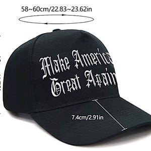 Peut inclure: Casquette de baseball noire avec l'inscription "Make America Great Again" en lettres gothiques blanches. La casquette mesure 58-60cm de circonf&eacute;rence, 12cm de hauteur et 7,4cm de visi&egrave;re.