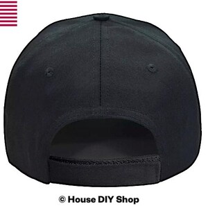 Peut inclure: Casquette de baseball noire unie avec une visi&egrave;re incurv&eacute;e et une sangle r&eacute;glable. Le chapeau est fait d'un tissu sombre et pr&eacute;sente un design classique &agrave; six panneaux. Le drapeau am&eacute;ricain est dans le coin sup&eacute;rieur gauche.