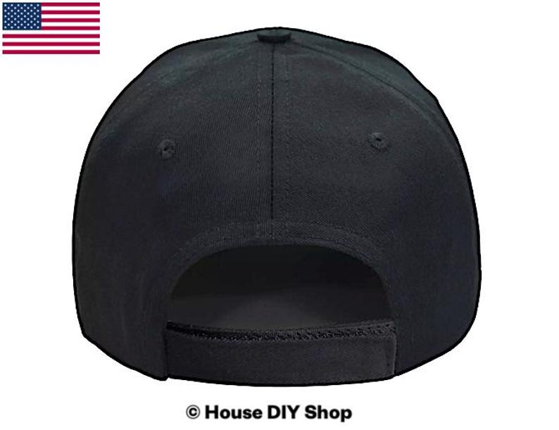 Peut inclure: Casquette de baseball noire unie avec une visi&egrave;re incurv&eacute;e et une sangle r&eacute;glable. Le chapeau est fait d'un tissu sombre et pr&eacute;sente un design classique &agrave; six panneaux. Le drapeau am&eacute;ricain est dans le coin sup&eacute;rieur gauche.