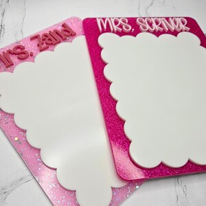 Custom teacher whiteboard notepad with scalloped shape and personalized name in layered acrylic. Dry erase classroom board for reminders, lesson planning notes, and teacher desk organization. Perfect thank you gift for teacher appreciation week, back to school classroom gift, or end of year teacher present.