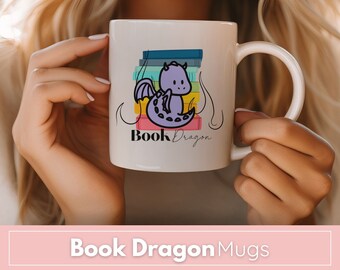 Op de afbeelding: Een witte keramische mok met een paarse cartoon-draak die op een stapel kleurrijke boeken zit. De tekst "Book Dragon" staat op de mok gedrukt.