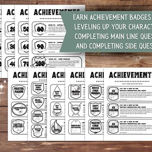 Op de afbeelding: Zwart-witte printbare prestatiebadges voor een rollenspel. De badges tonen verschillende niveaus, vaardigheden en missies. De tekst luidt "Verdien prestatiebadges voor het levelen van je personage, het voltooien van hoofdmissies en het voltooien van nevenmissies!"