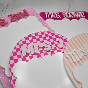 Personalized scalloped whiteboard teacher notepad with layered acrylic teacher name and dry erase writing surface. Patterned classroom whiteboard used for reminders, daily classroom tasks, and teacher desk organization. Unique teacher appreciation gift idea, back to school teacher gift, and new teacher classroom decor piece.
