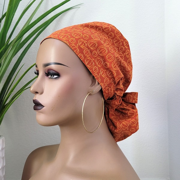 Petit bonnet exfoliant doublé de satin citrouilles, protège les cheveux avec bonnet exfoliant pour queue de cheval doublé de satin. Option de boutons, taille, voir la description, capuchon chirurgical