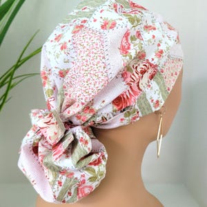 Moyenne, bonnet exfoliant floral en patchwork satiné, protège les cheveux avec bonnet exfoliant pour queue de cheval doublé de satin. Boutons/options de taille, casquette infirmière/chirurgie/Dr.