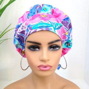 Bonnet bouffant moyen doublé de satin, protection des cheveux avec gommage pour queue de cheval doublé de satin C, options de boutons/taille, casquette chirurgical/infirmière/docteur, bonnet de gommage